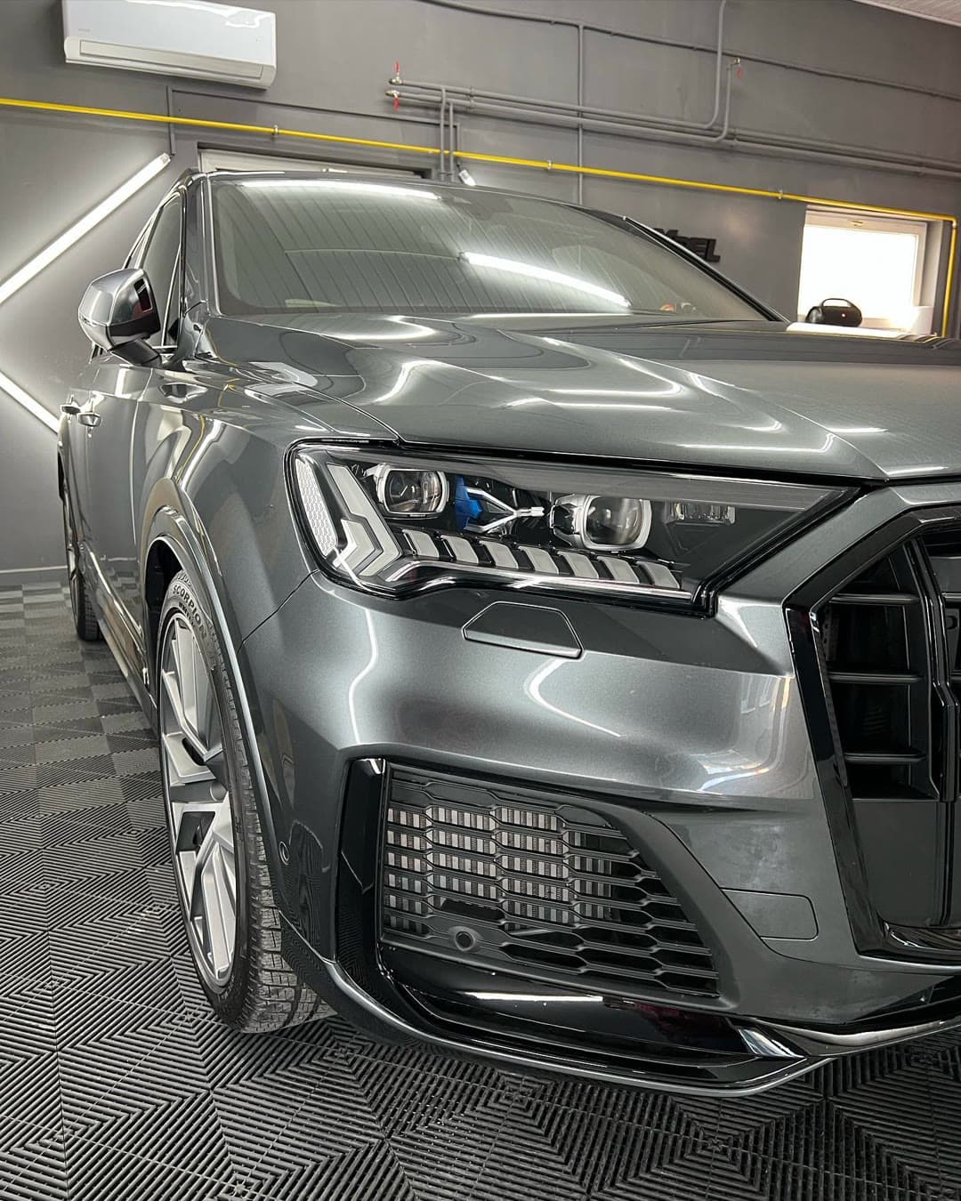 Audi RS Q8 · korekcia laku
