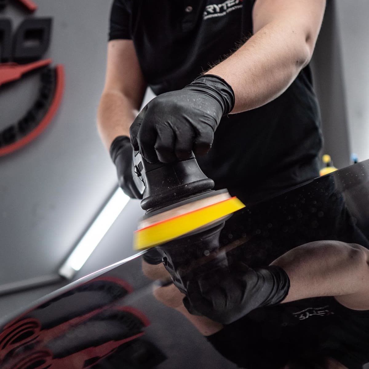 Detailer pri leštení laku v štúdiu MAMO Car Detail v Žiline